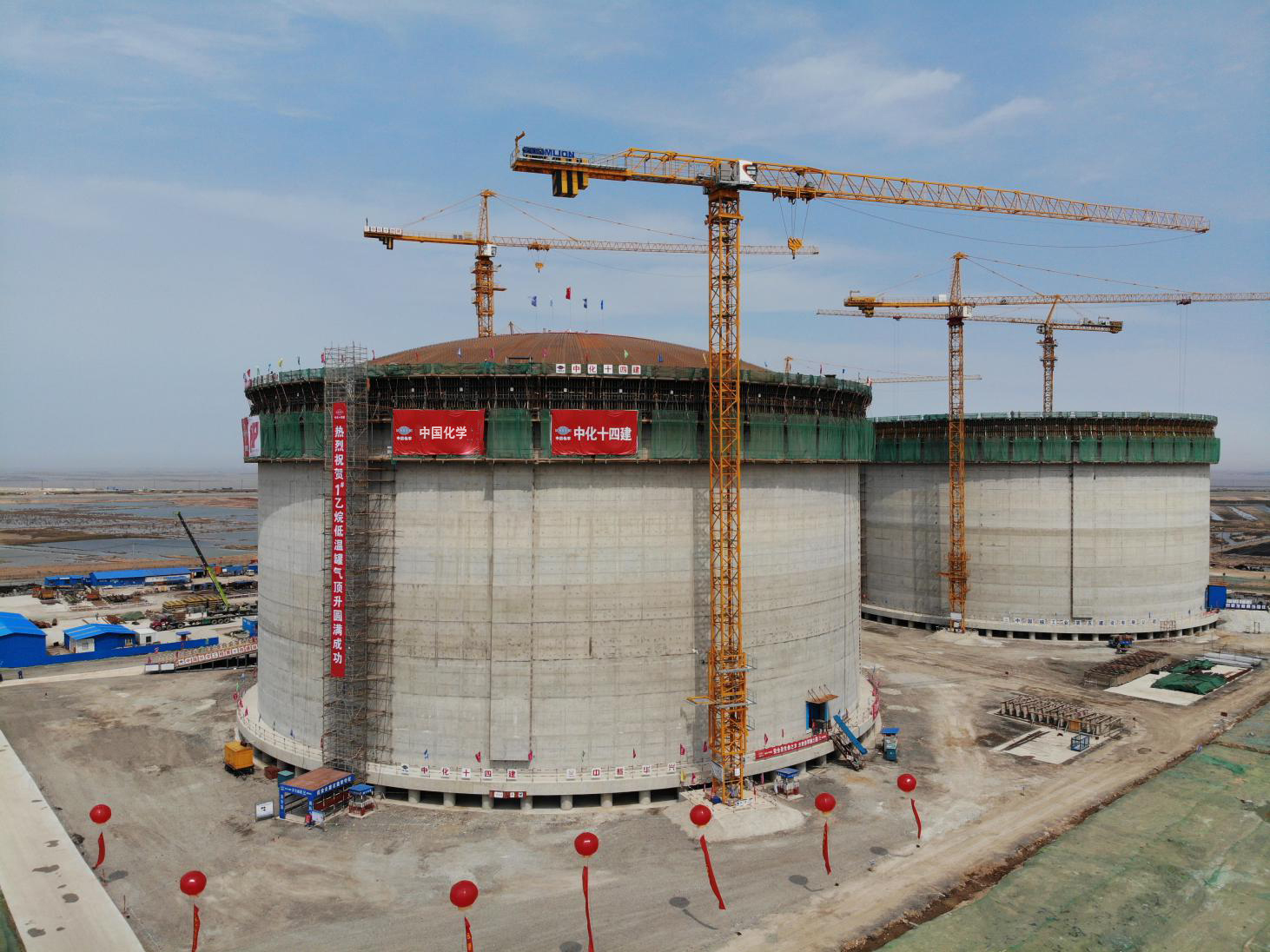 十四化建承建的連云港石化低溫罐項(xiàng)目16萬m3低溫罐.jpg